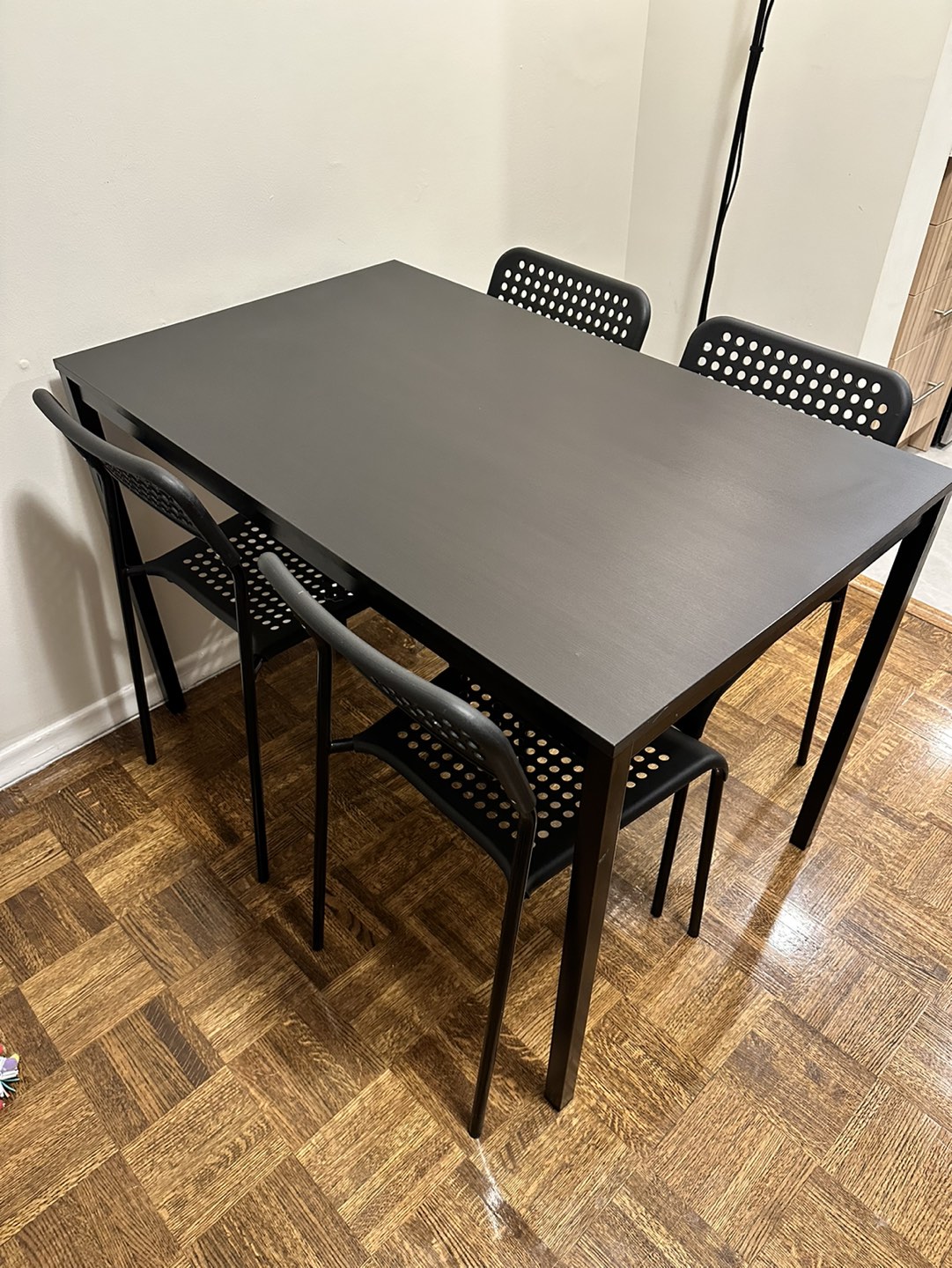 Table and 4 chairs - photo 2