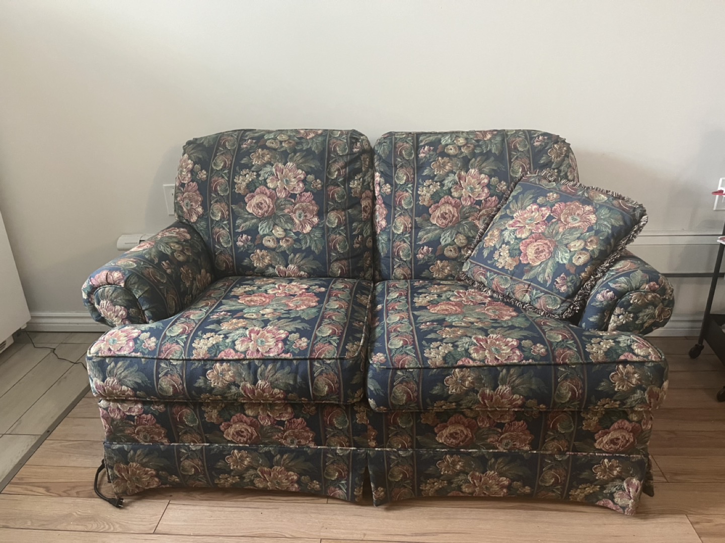 Loveseat couch - photo 3