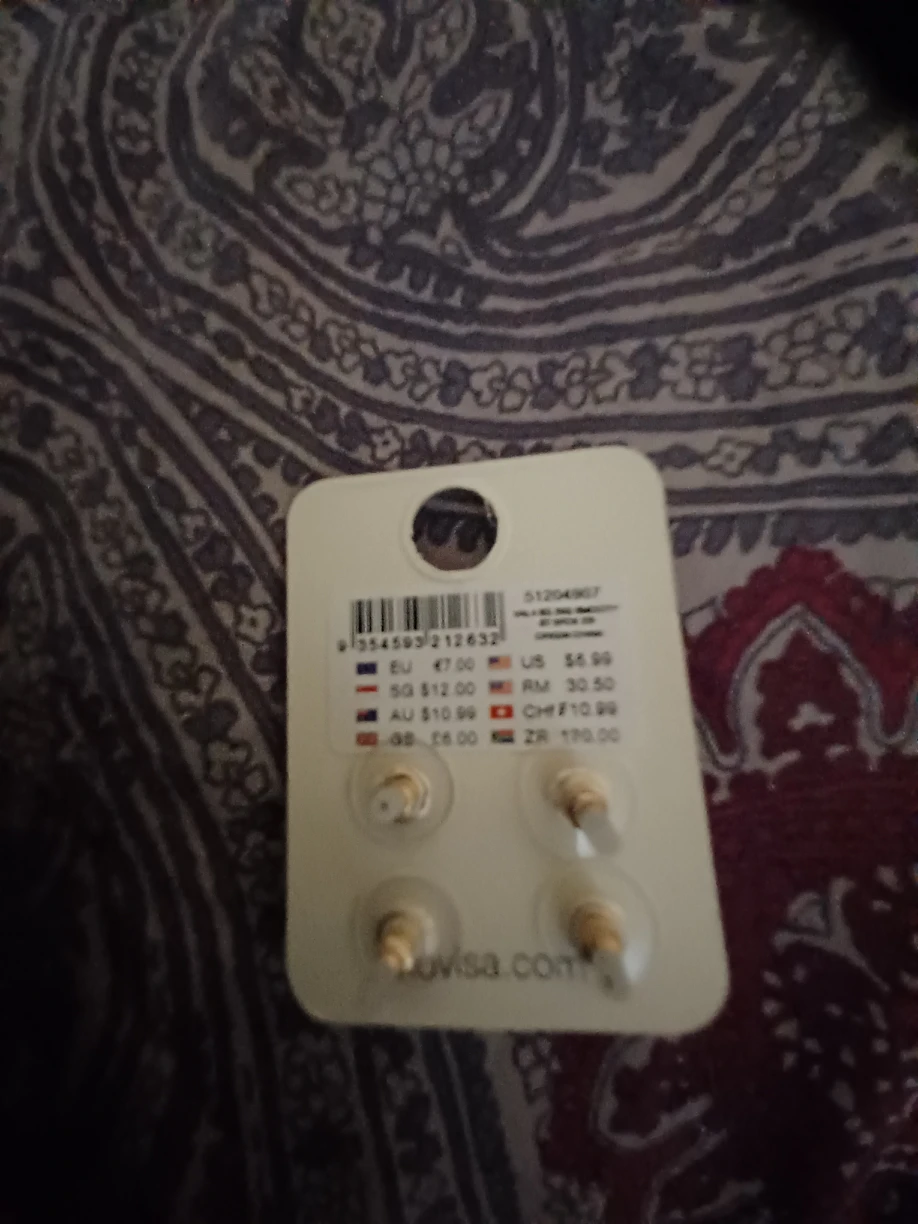 2 pairs of stud earrings image indicator(2)