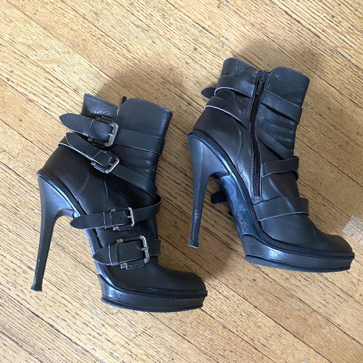 VARIOUS SHOES, BOOTS AND HEELS CLOSET CLEANOUT - photo 4