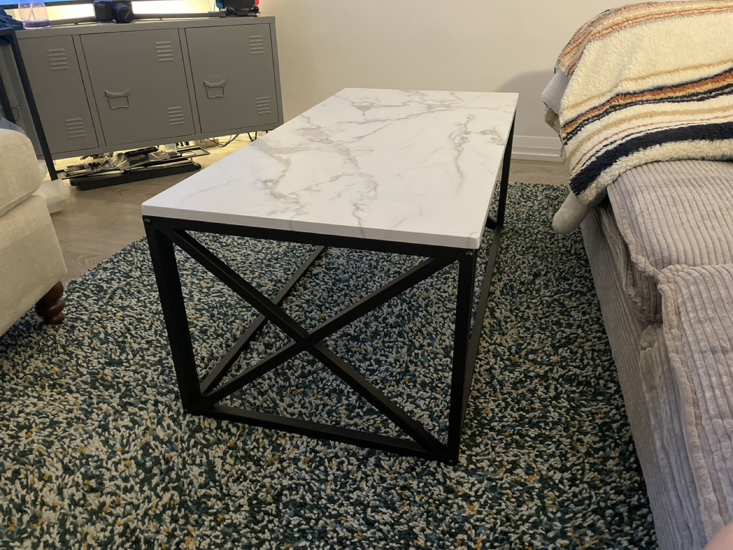 Sturdy coffee table like new, MDF wood top marble design - photo 2