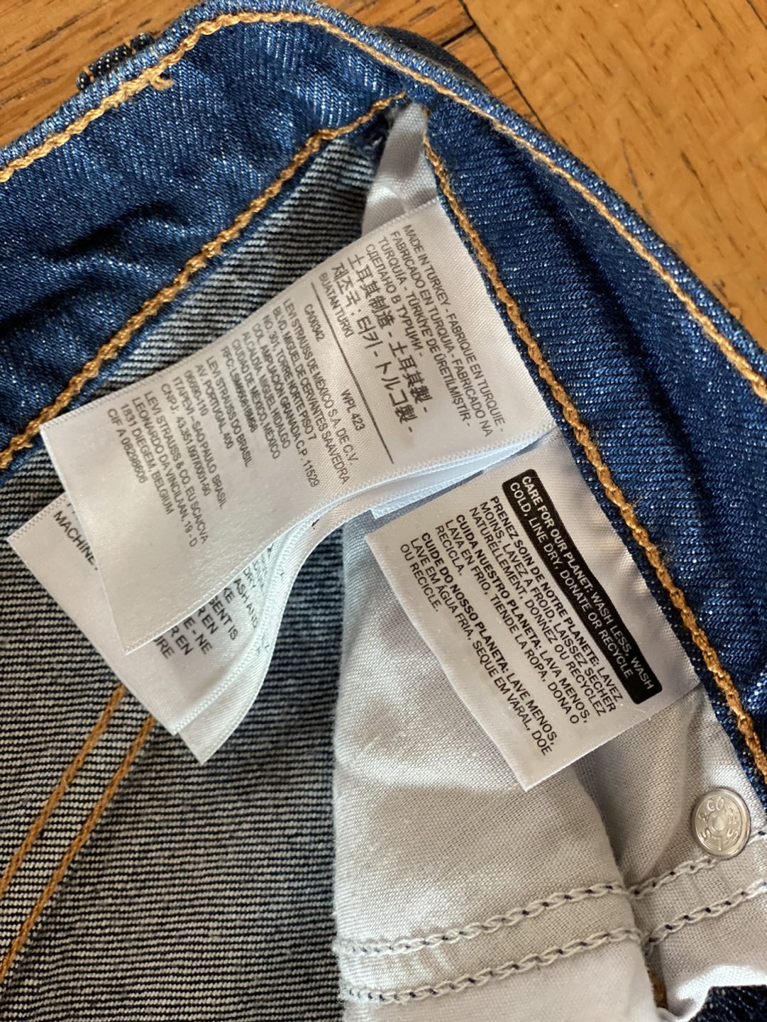 NWOT LEVI’S WEDGIE DARK WASH JEANS sz 27 - photo 3