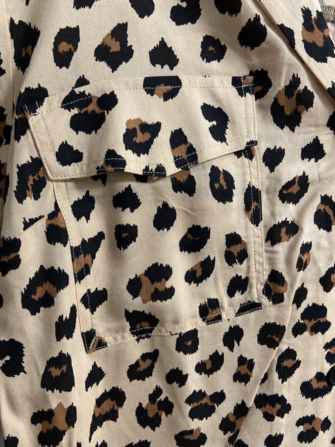 H&M Cropped Leopard/Cheetah Print collared shirt - size 10 image indicator(4)