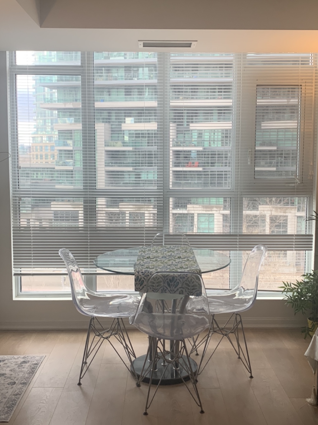 Dining table + 4 chairs
