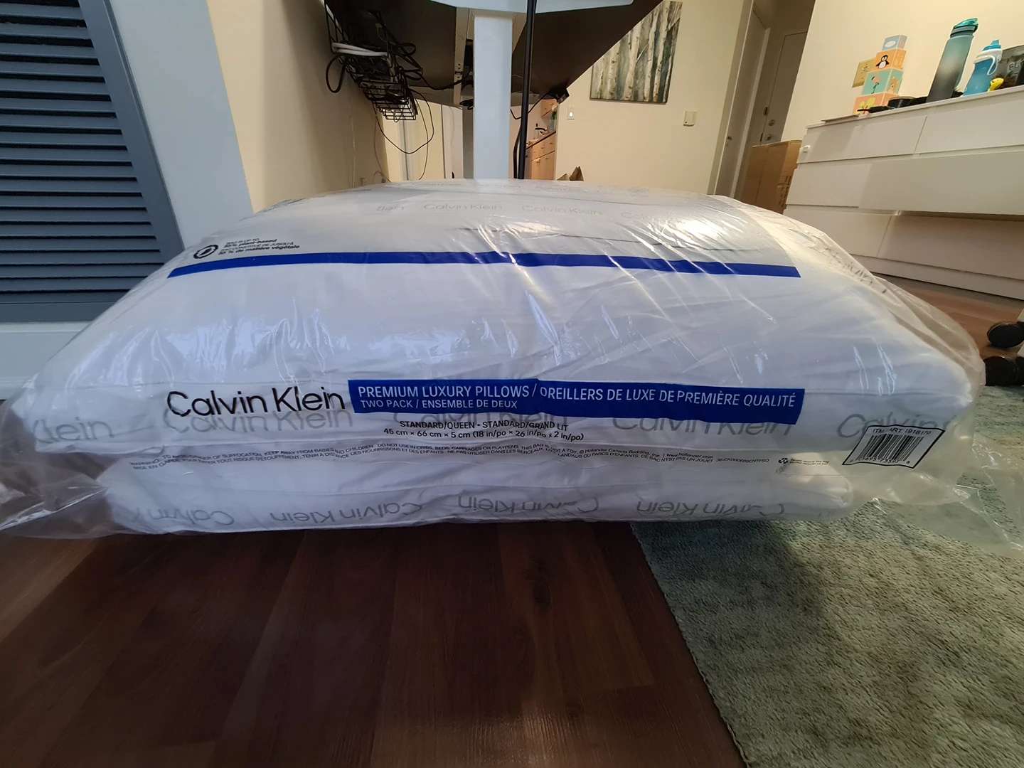 Calvin Klein pillows (queen size) - photo 2