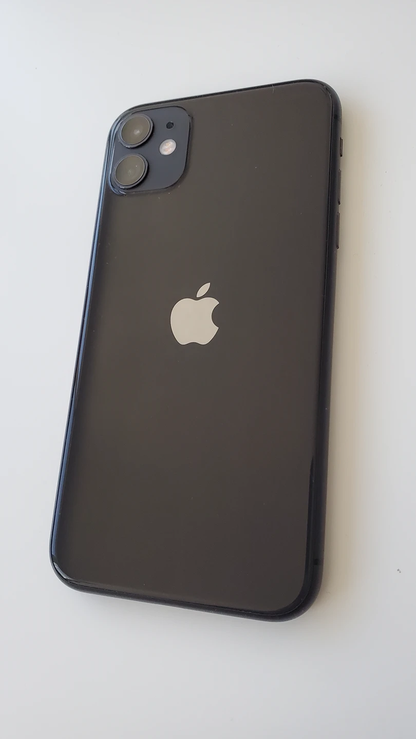 Black iPhone 11 128GB 10/10 Condition + Otterbox Accessories image indicator(2)