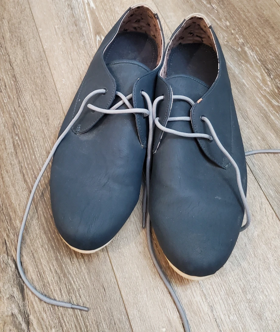 Free men's shoes (size 10)