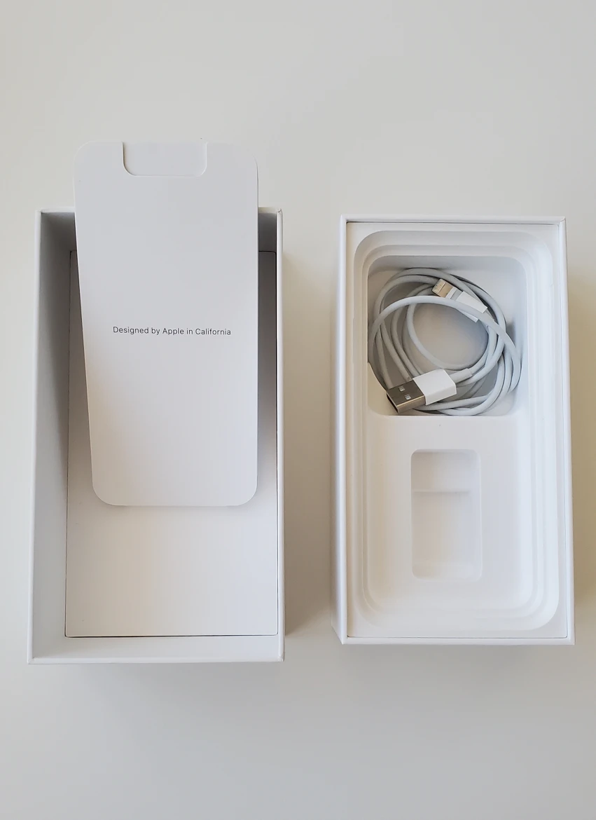 Black iPhone 11 128GB 10/10 Condition + Otterbox Accessories image indicator(5)