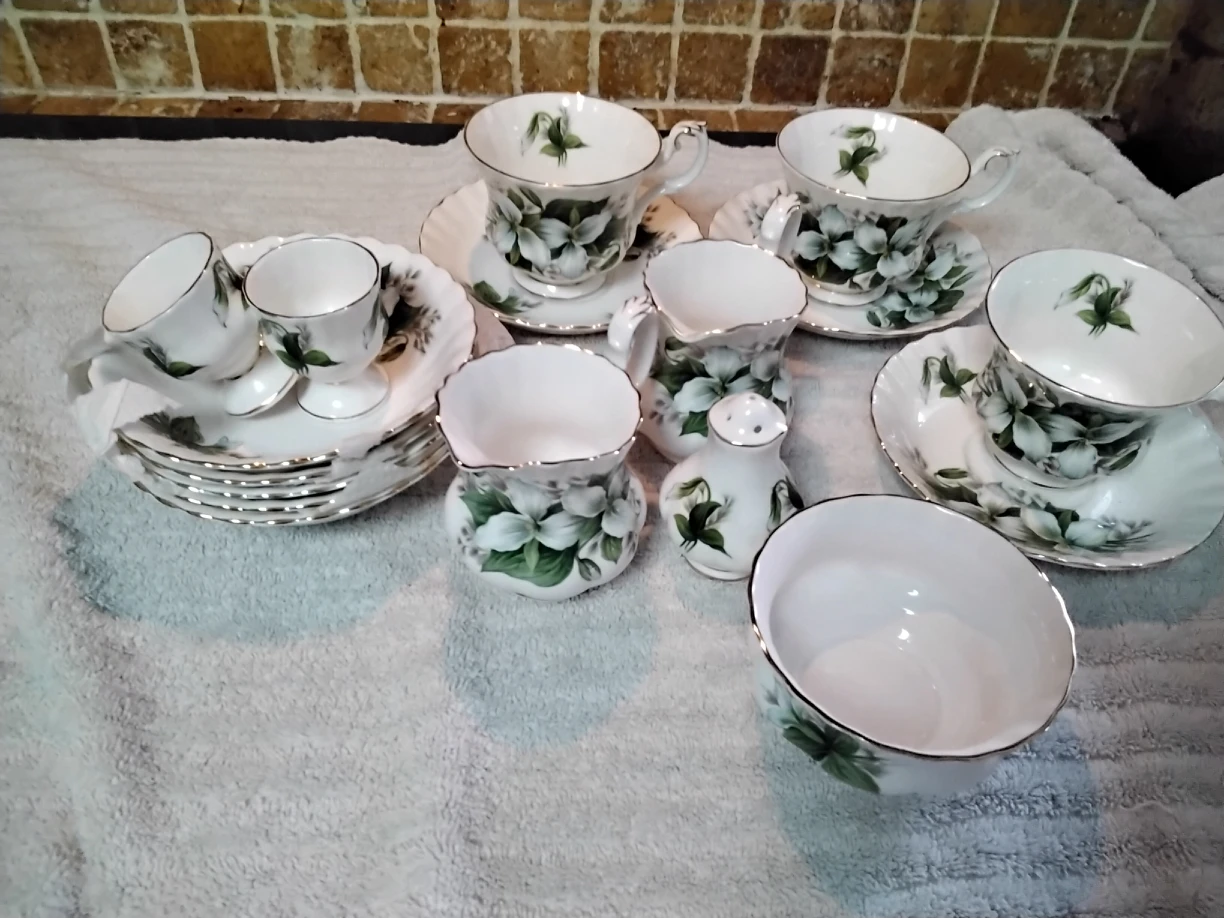 Royal Albert " Trillium " Collection  SELLING AS BUNDLE ONLY thumbnail