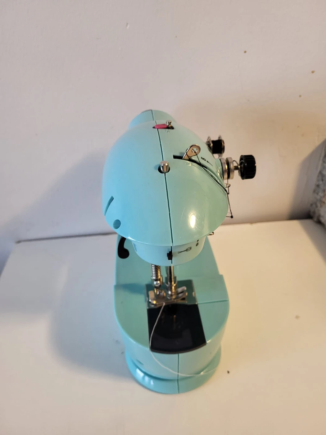 Sewing Machine - LIKE NEW image indicator(4)