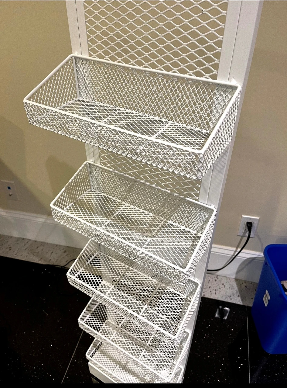 Display shelf for corner