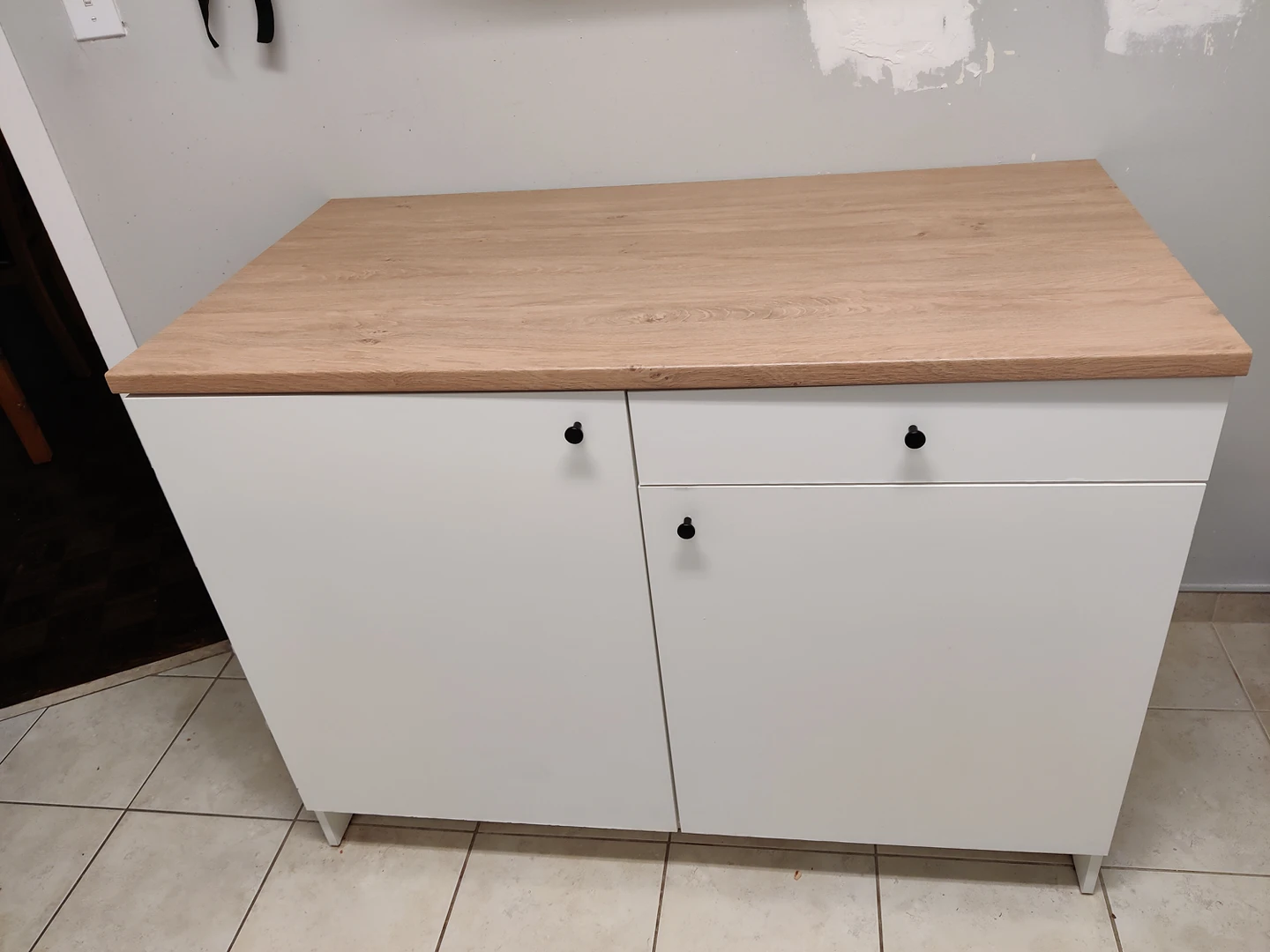 Kitchen cabinet with doors and drawers