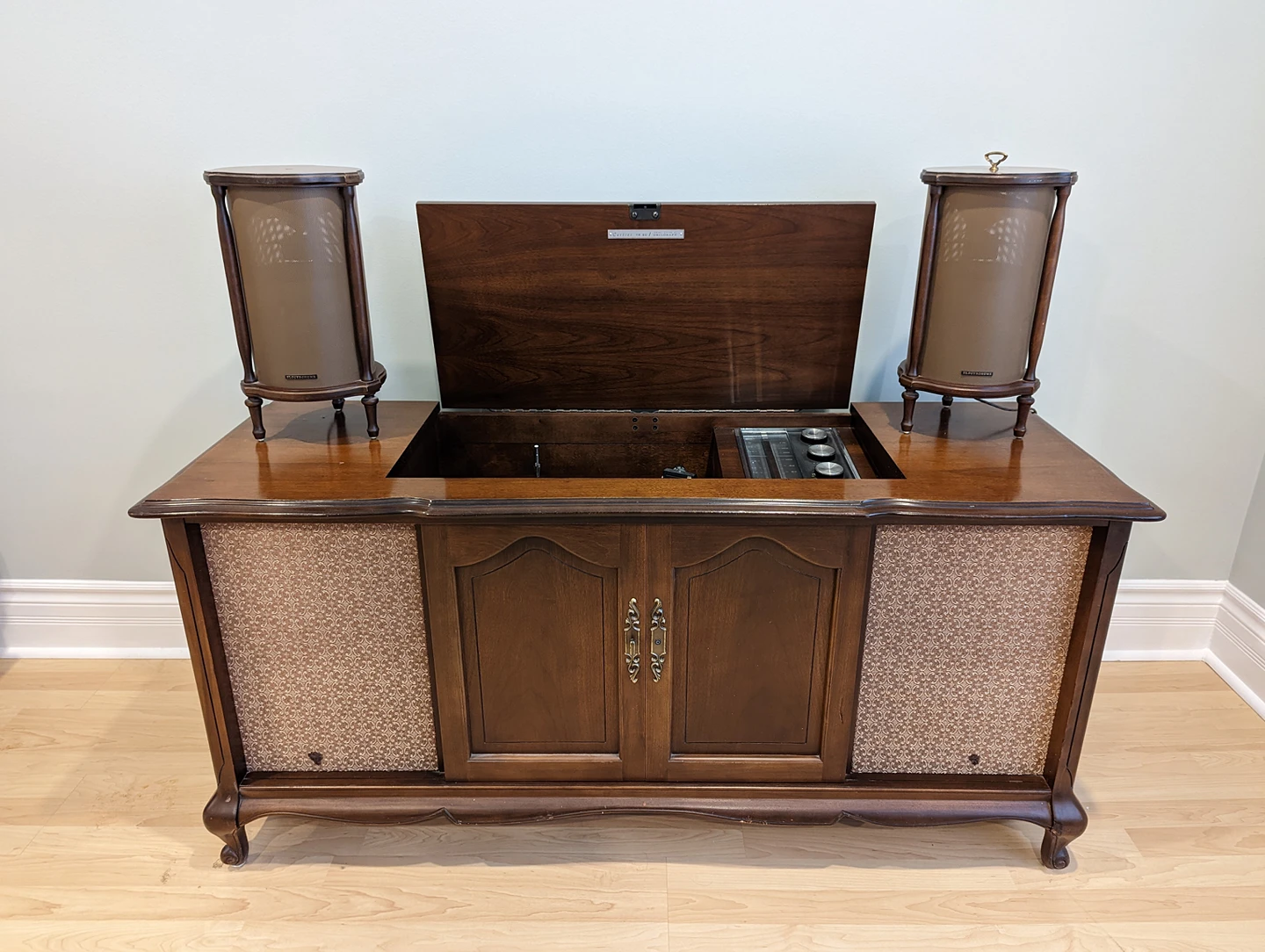 Vintage Stereo record player & radio, Electrohome thumbnail