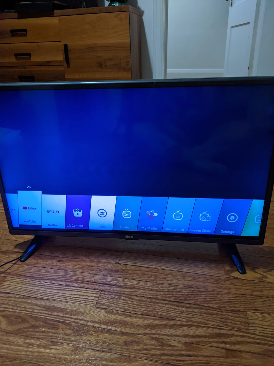 LG 720p SMART LED TV 32" - photo 2