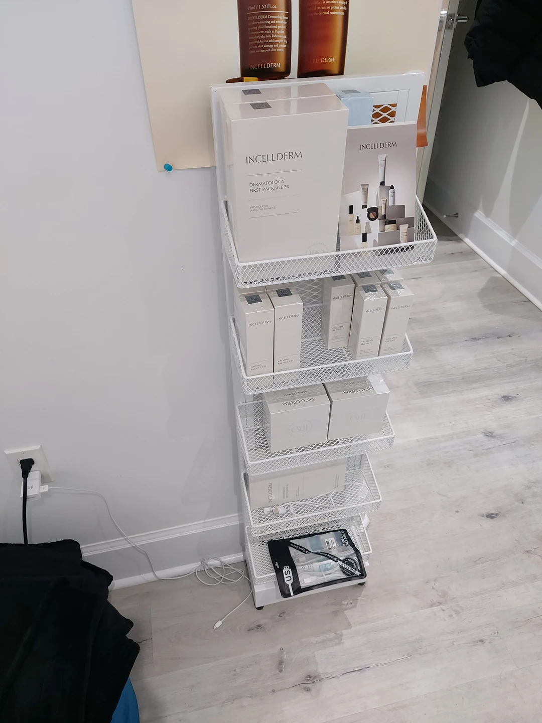 Display shelf for corner - photo 3