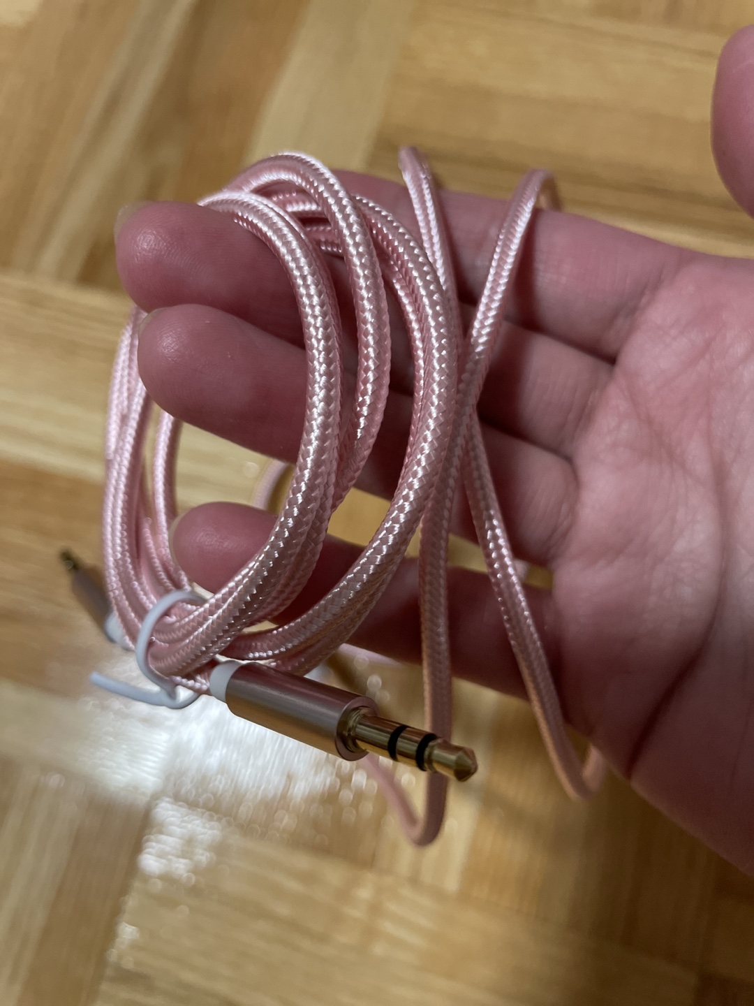 Pink male to male AUX cable image indicator(4)