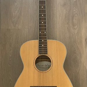 James Neligan acoustic guitar+hard case. Barely used.