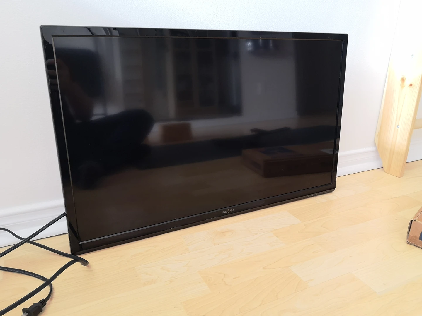 Insignia - 32" LED - 720p 60Hz - HDTV + Fitueyes TV Stand thumbnail