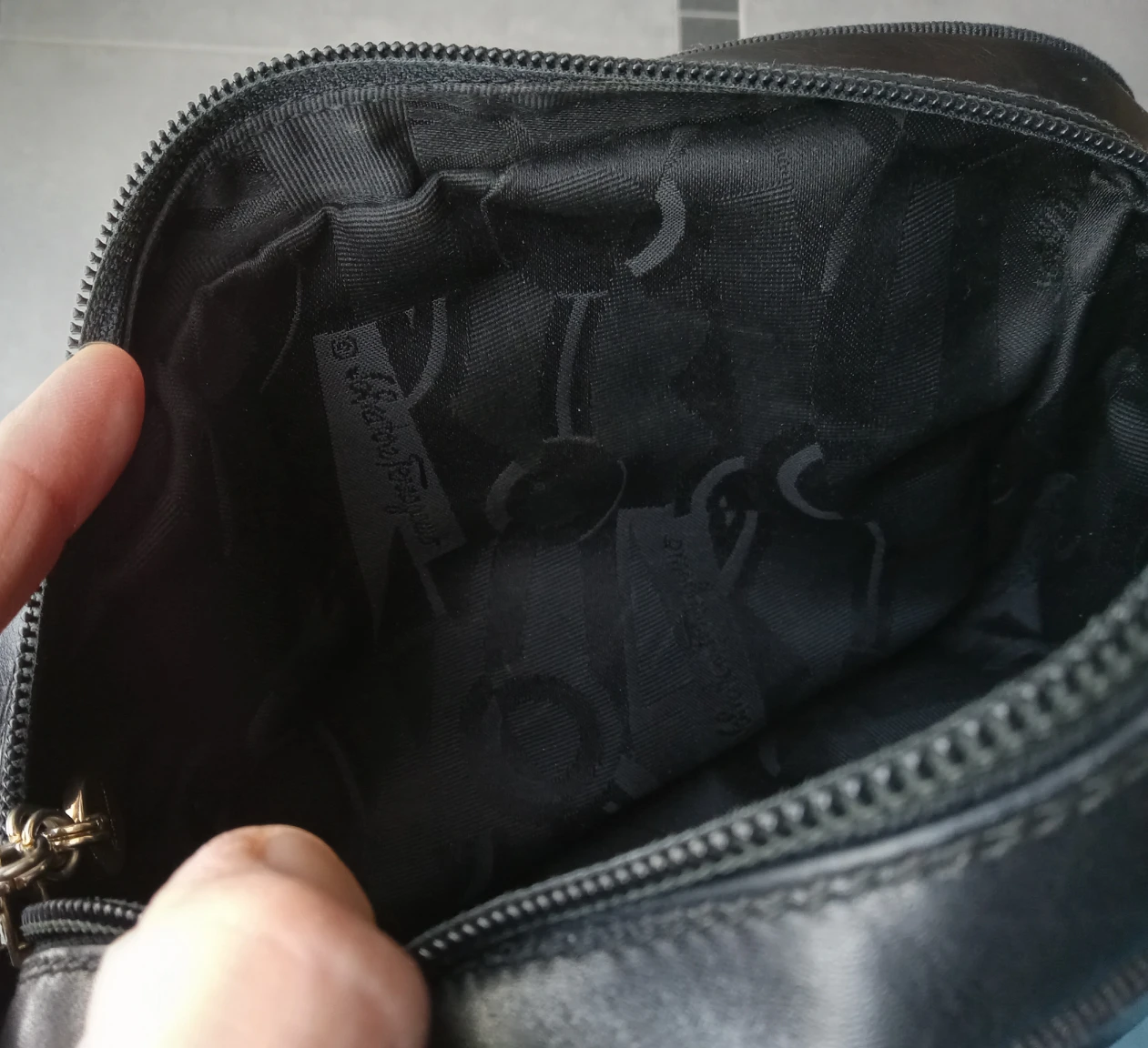 Ferragamo black leather handbag - photo 2