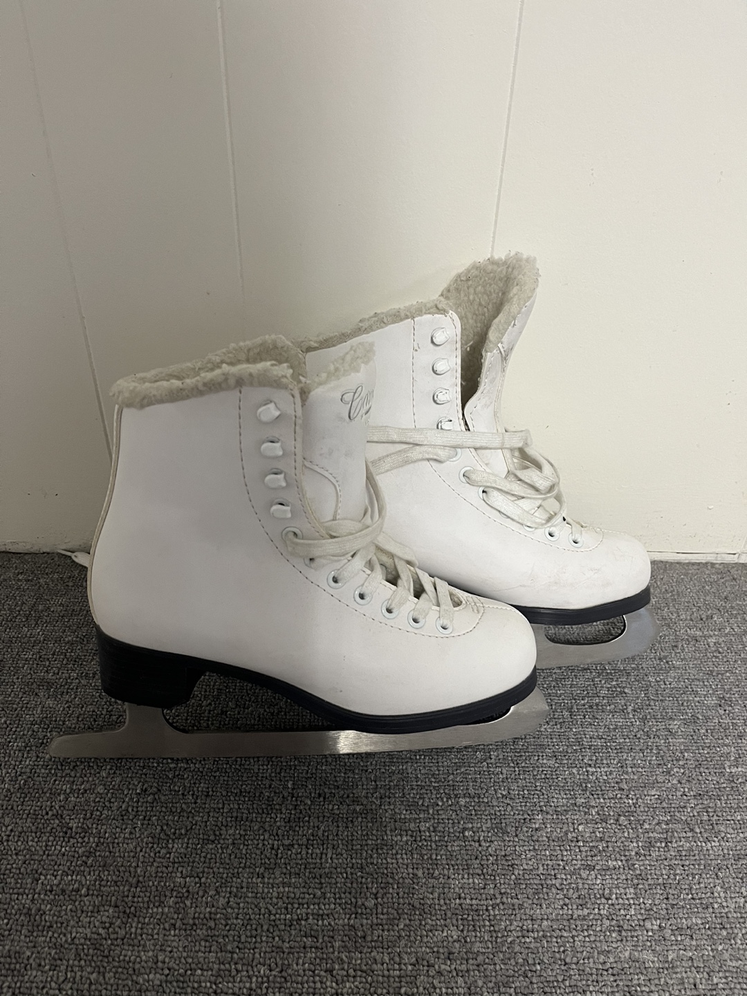 Girl’s ice skates thumbnail