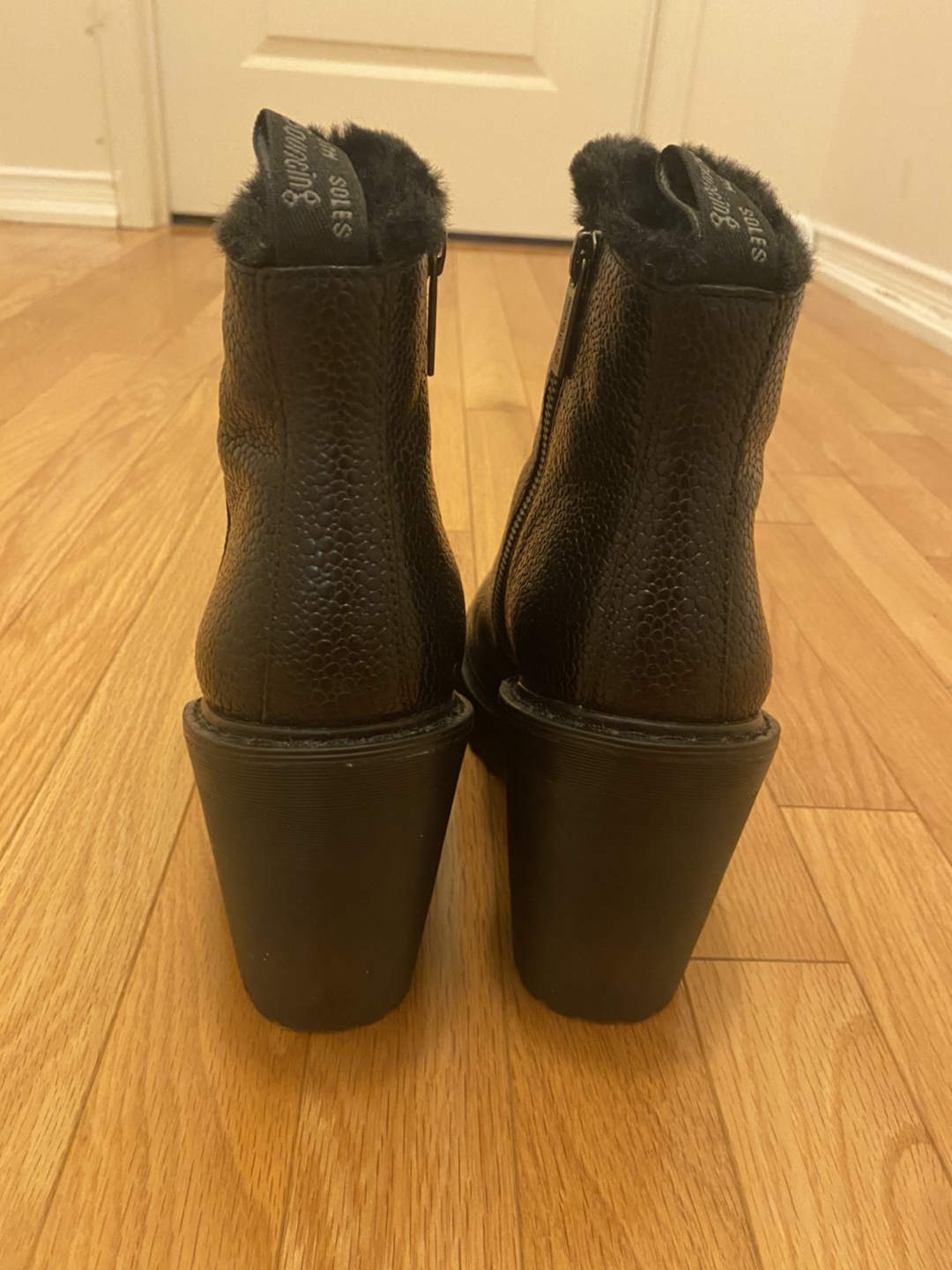 BRAND NEW DR. MARTENS HEELED BOOTS WITH FUR LINING SIZE: 9 - photo 3