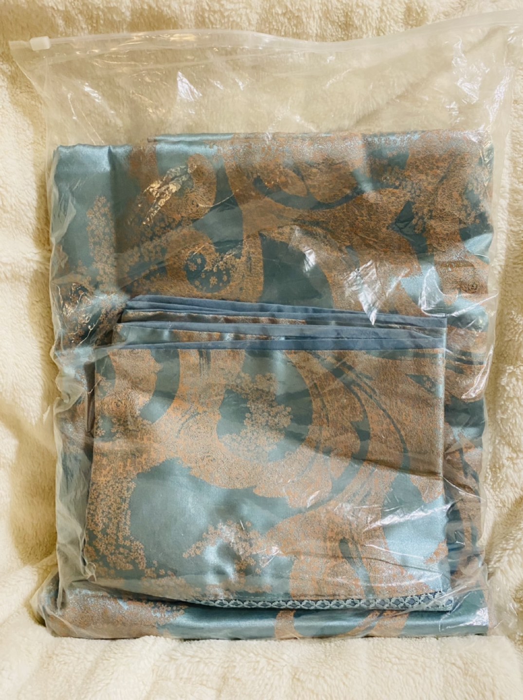 3 piece Queen silky Duvet New in packaging thumbnail