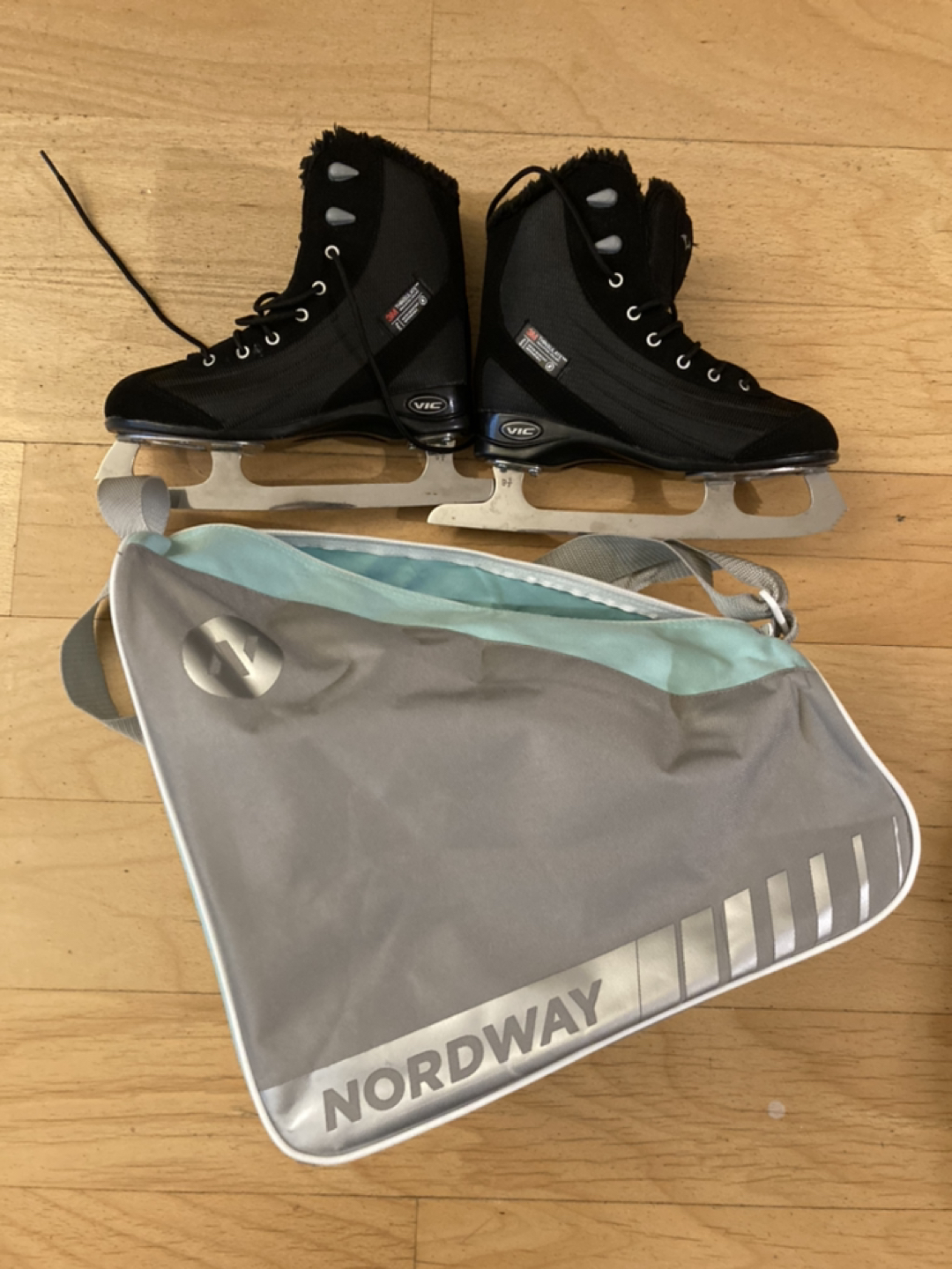 Women’s Senior Recreational Ice skates, Size 5 (US) + bag