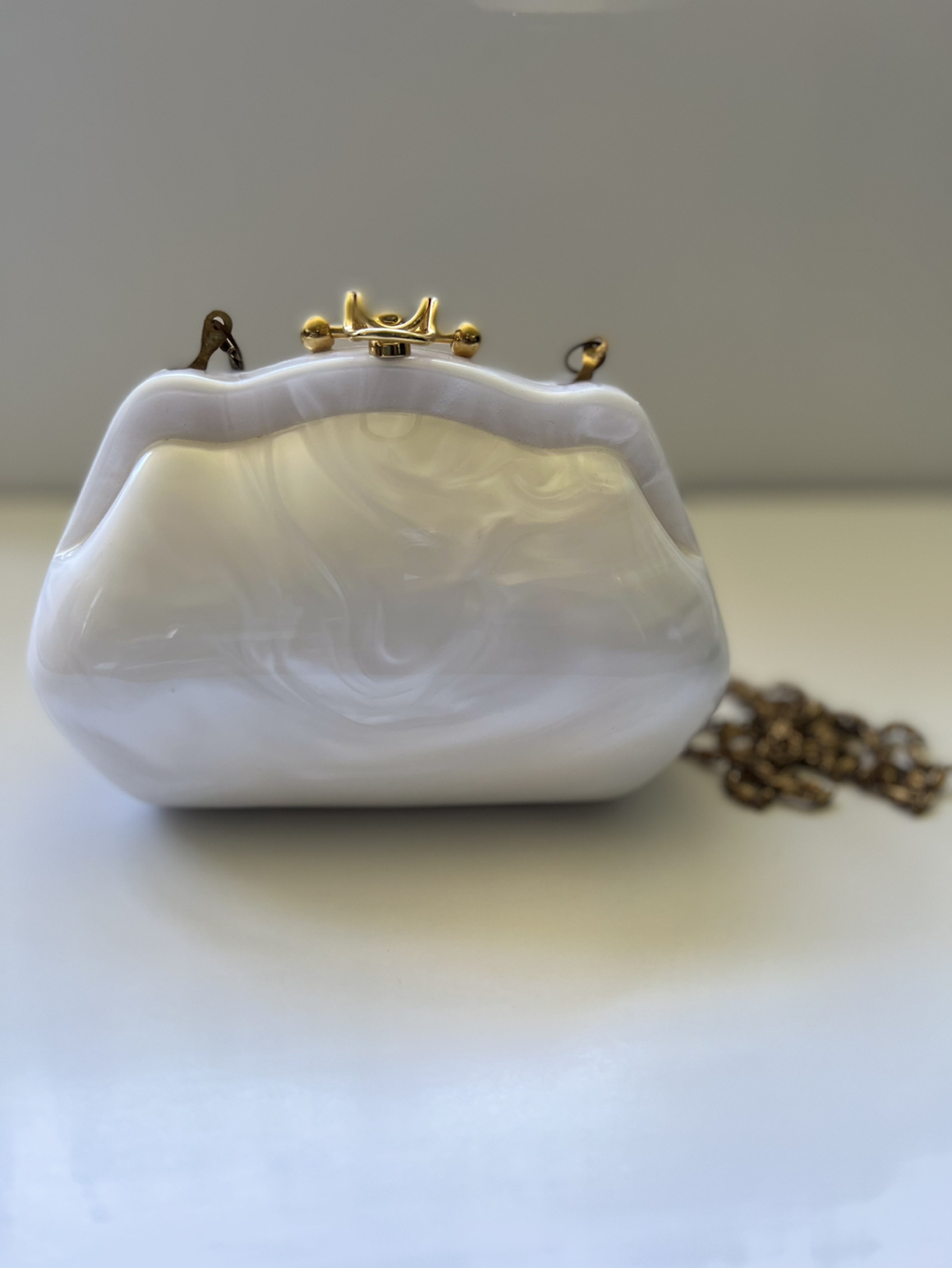 Pearlescent Clam shell shoulder bag thumbnail