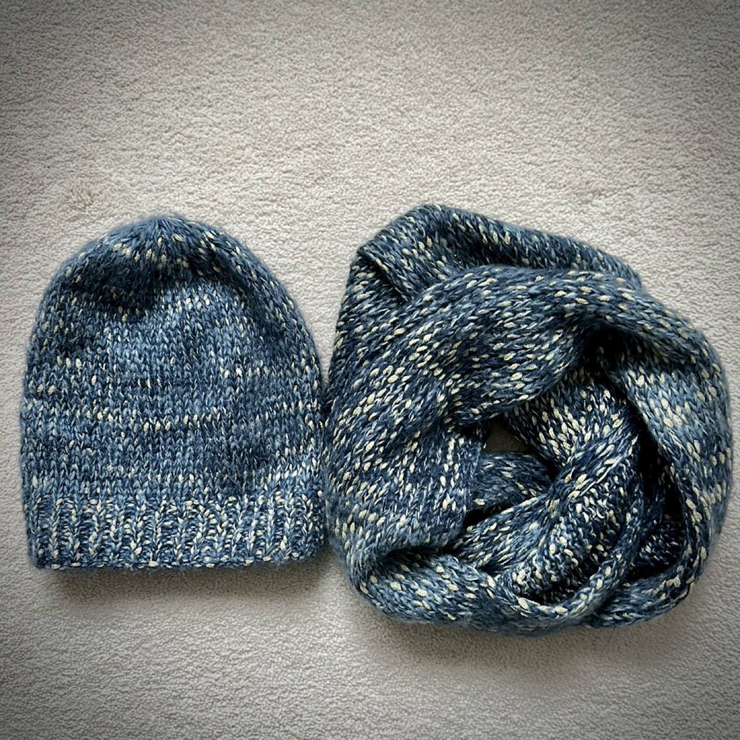 Guess Hat & Scarf Set