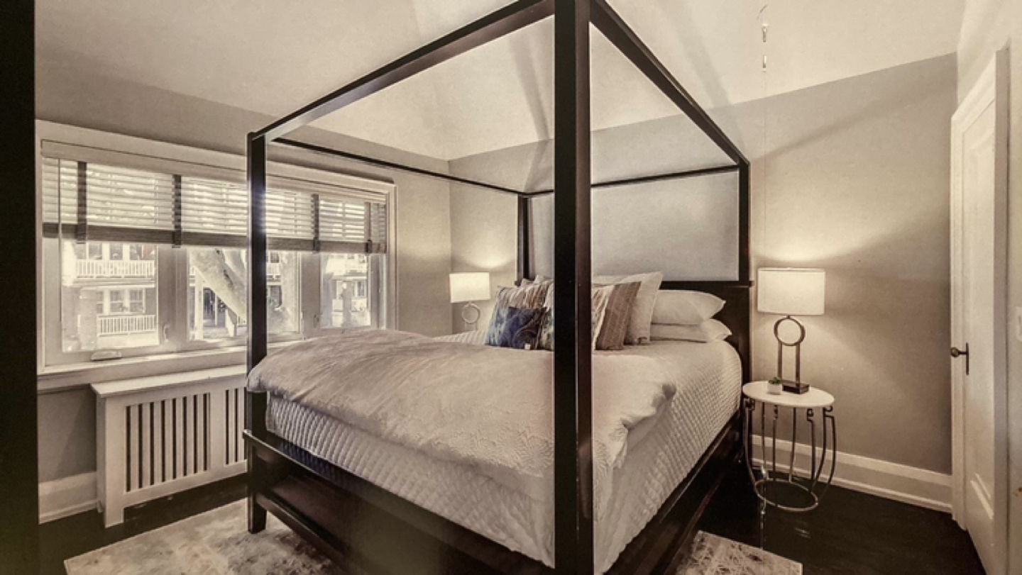 Pottery Barn King Size Farmhouse Canopy Bed - photo 4