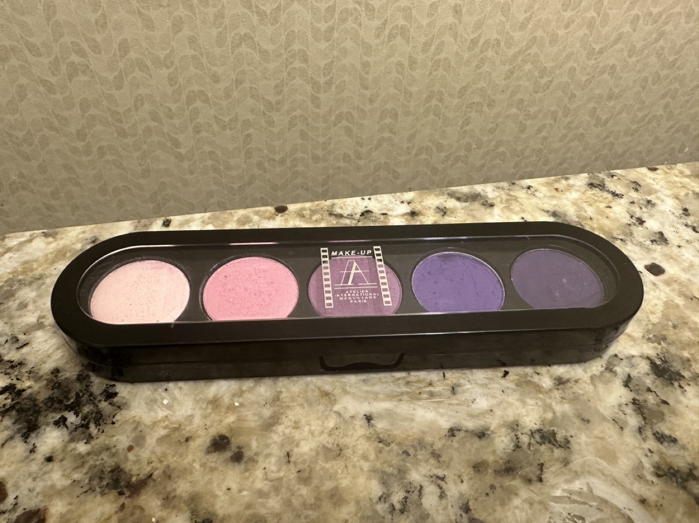 French Eyeshadow palette - pink to purple tones image indicator(3)