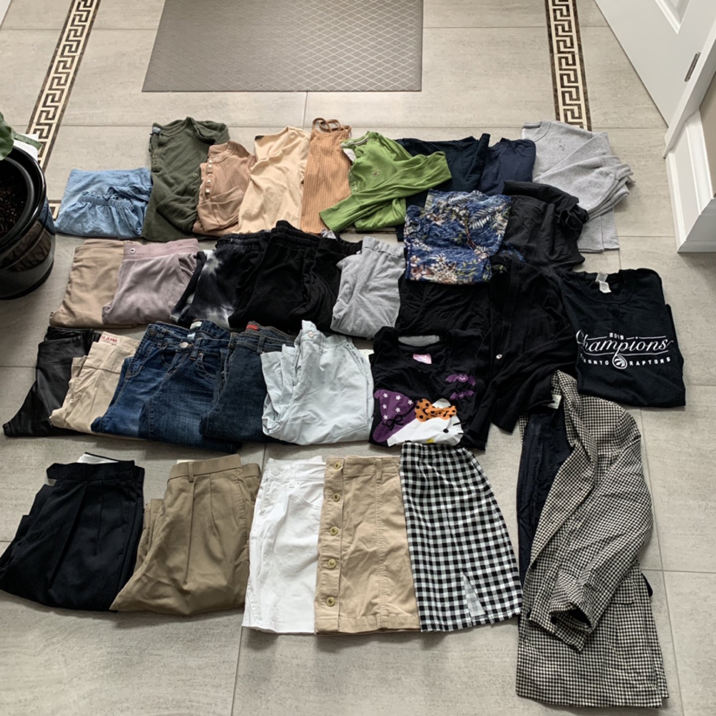 MUST GO TODAY ‼️ Lot of 30+ Women’s Items (XS/S/M)
