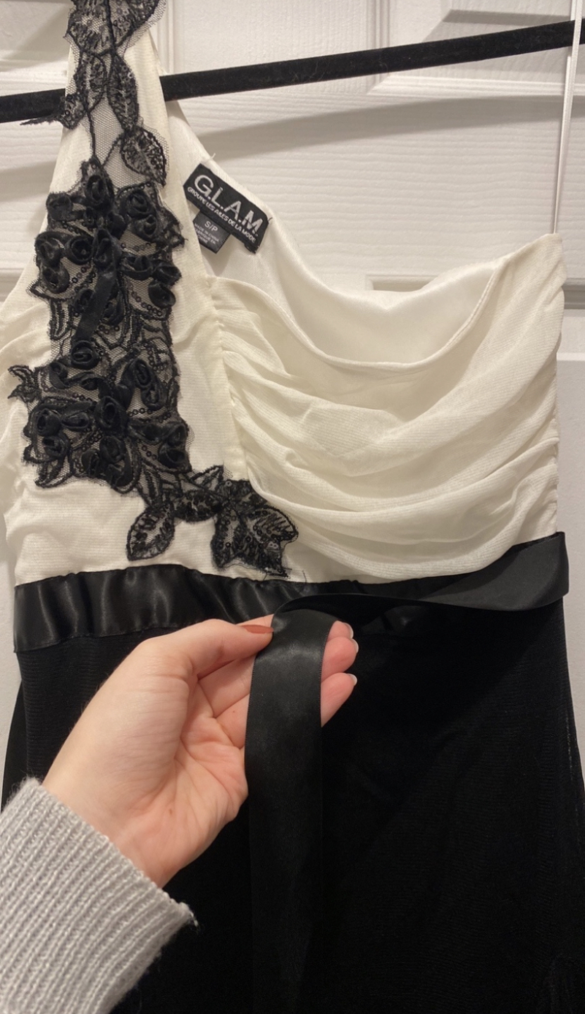 Black and white dress image indicator(3)