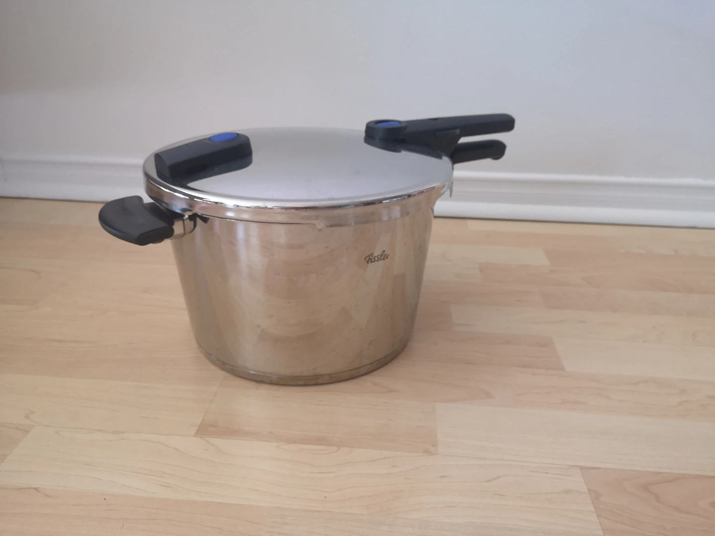 Fissler 8L (8.5qt) Stainless Steel Stovetop Pressure Cooker thumbnail