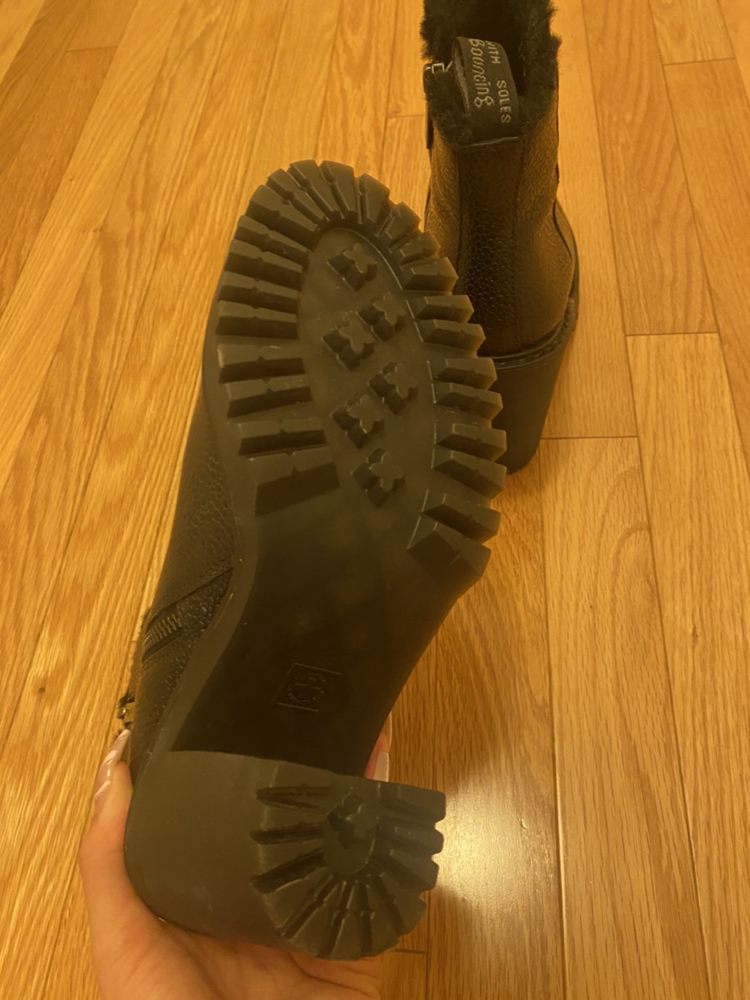 BRAND NEW DR. MARTENS HEELED BOOTS WITH FUR LINING SIZE: 9 - photo 4