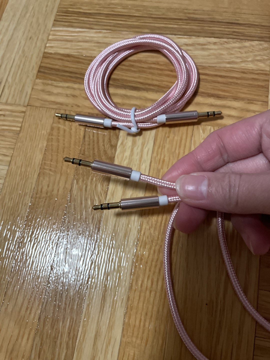 Pink male to male AUX cable image indicator(3)