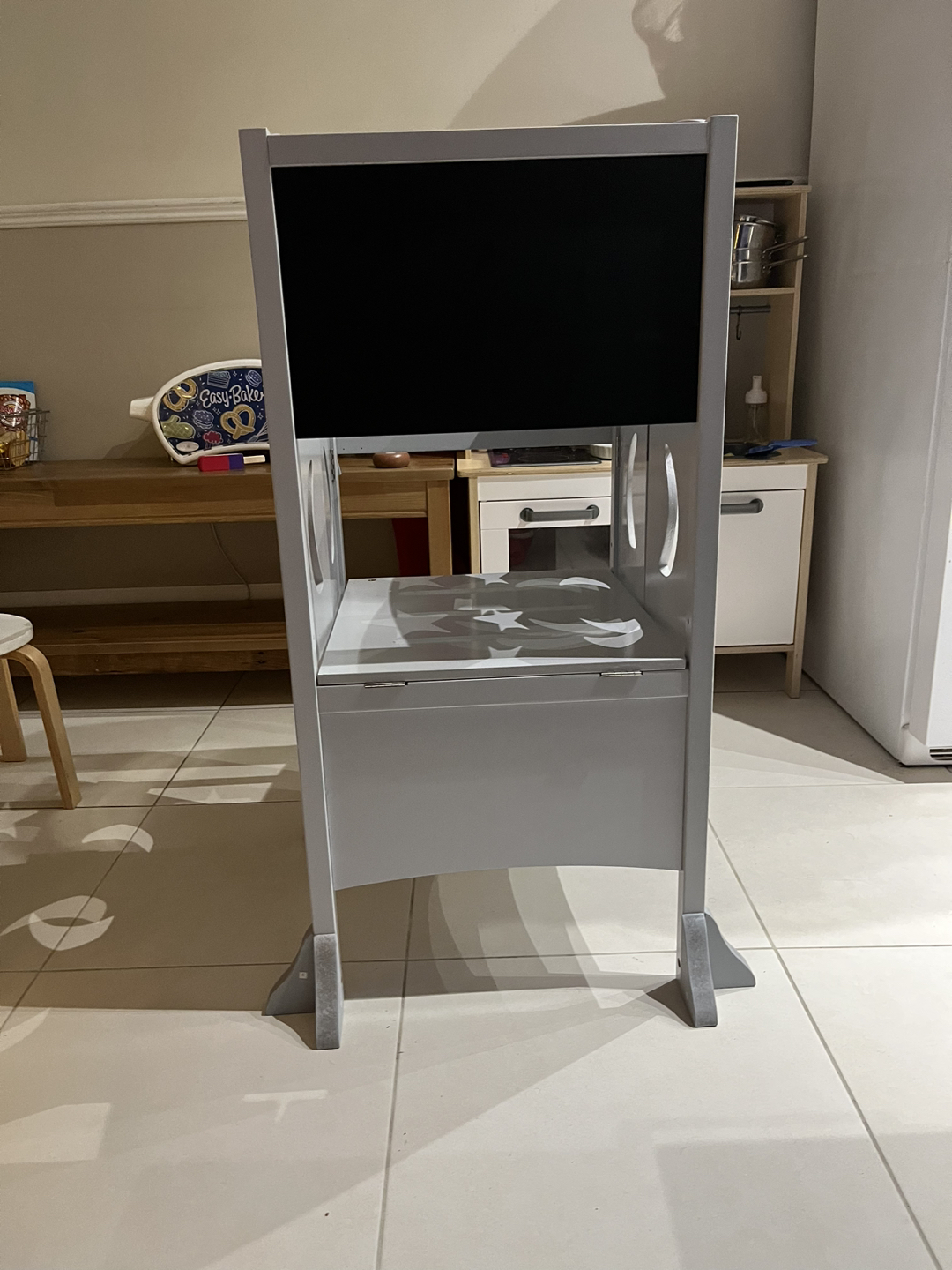 Helper station for toddlers