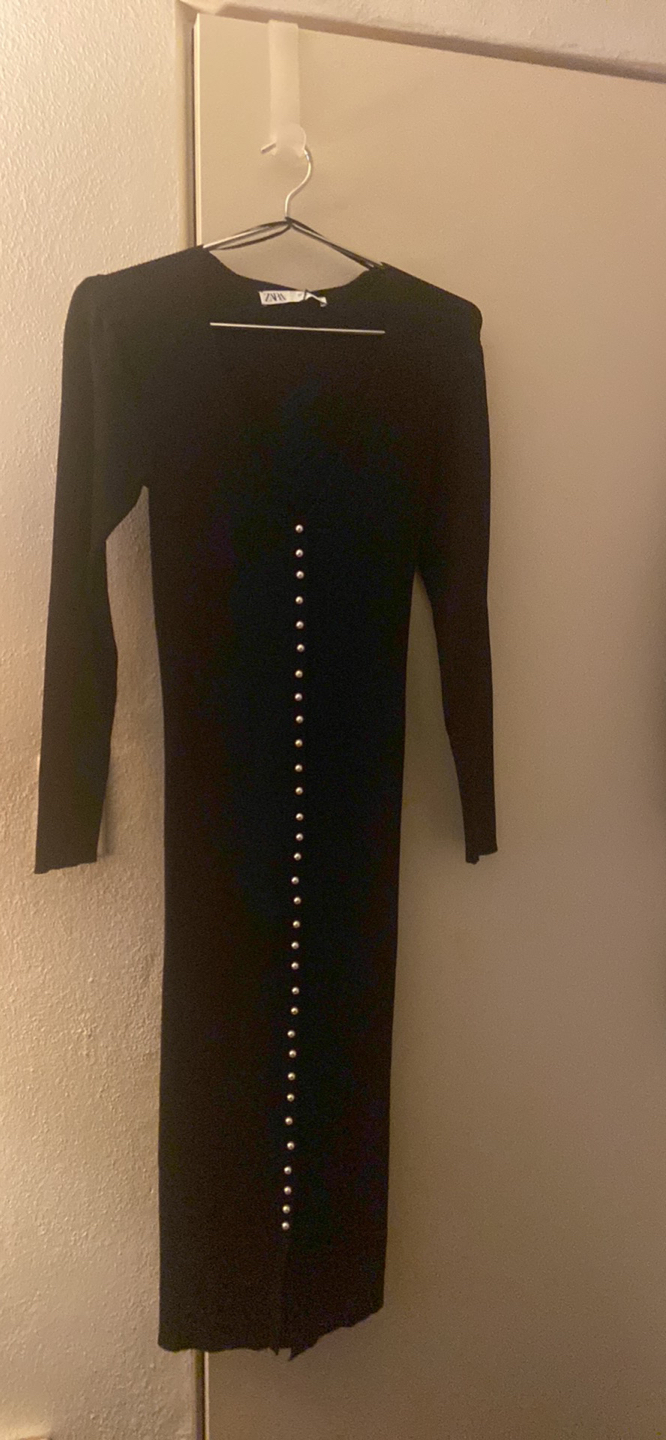A brand new blk knit dress with pearl buttons