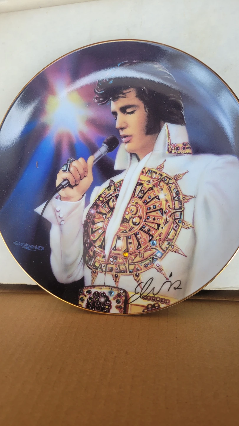 ELVIS COLLECTOR PLATES thumbnail