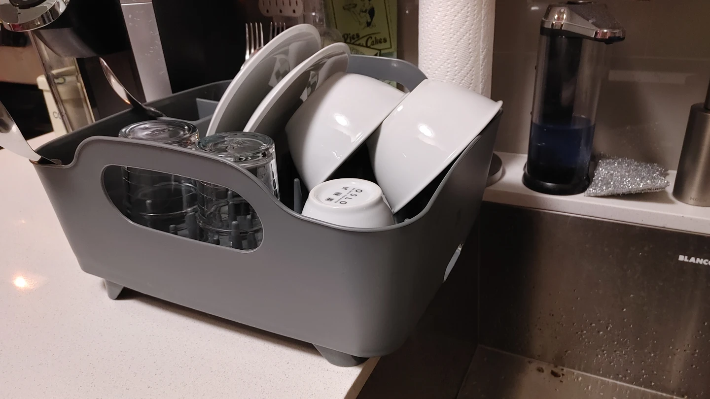 Self-draining dish rack
