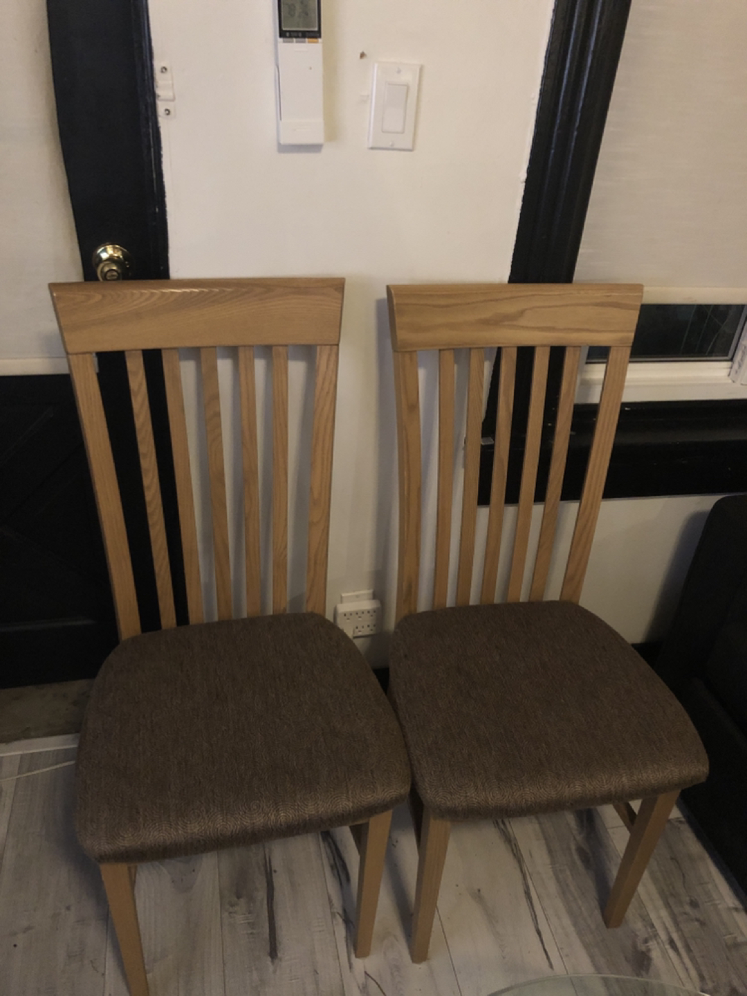 2 dining room chairs 10/10 condition thumbnail