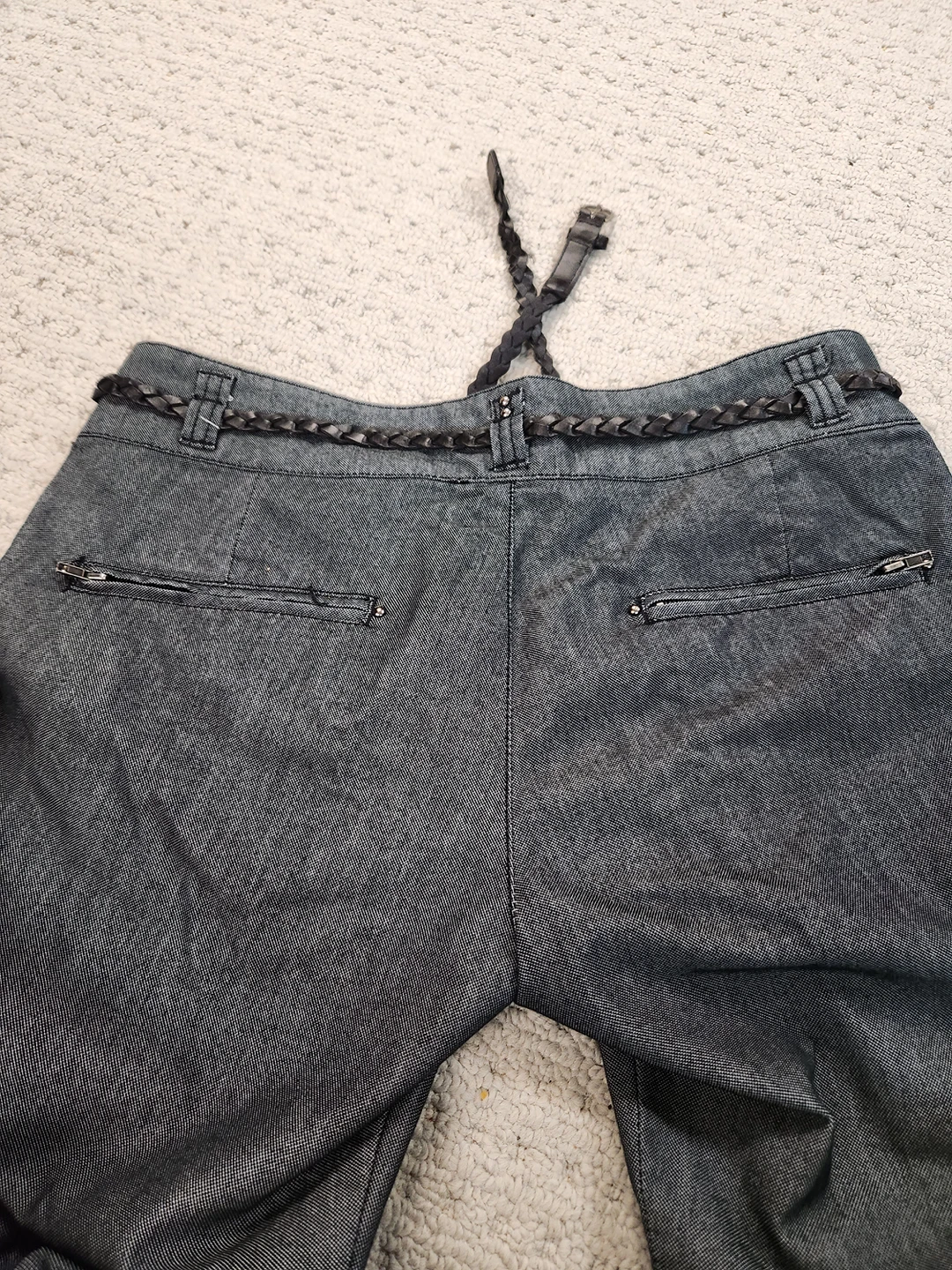 Grey pants image indicator(2)