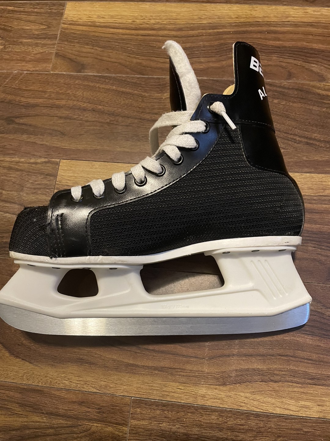 Men’s size 8 D Bauer All Pro SR skates image indicator(7)