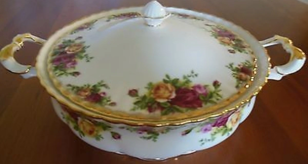 Royal Albert Old Country Roses Covered Casserole Dish thumbnail