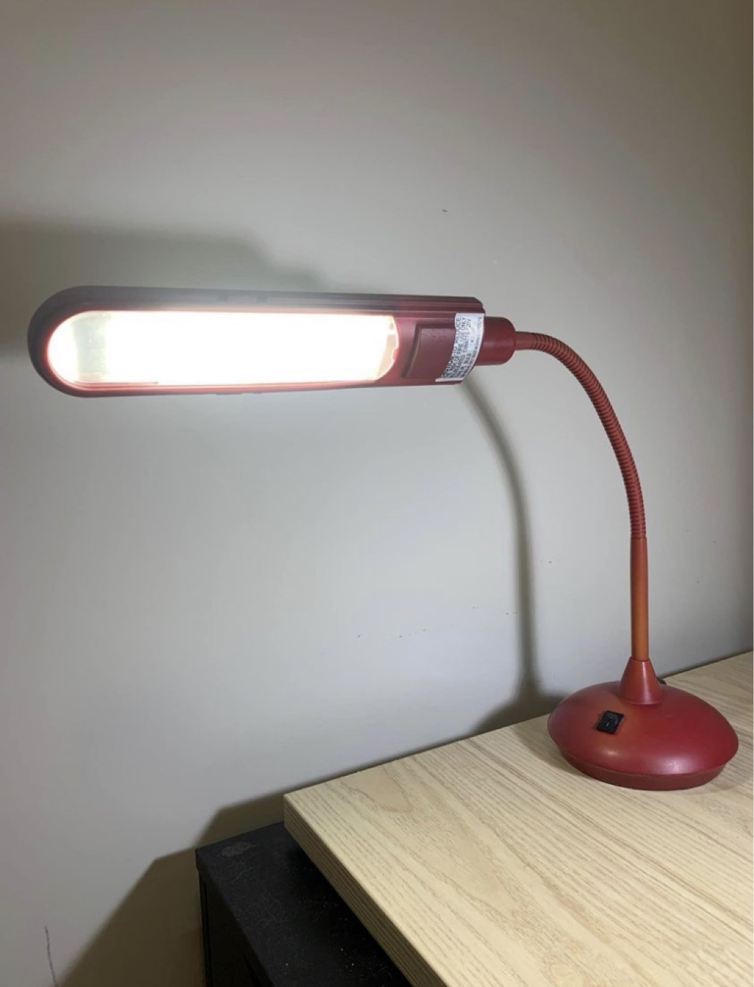 Stylish red desk lamp - photo 3