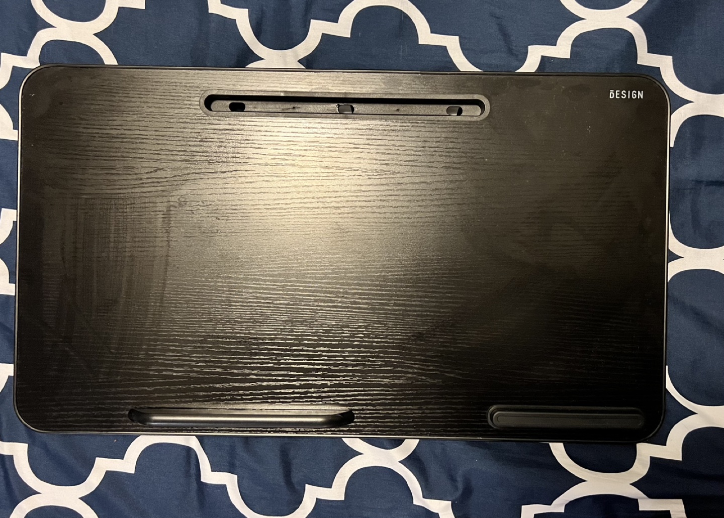Foldable table / laptop stand