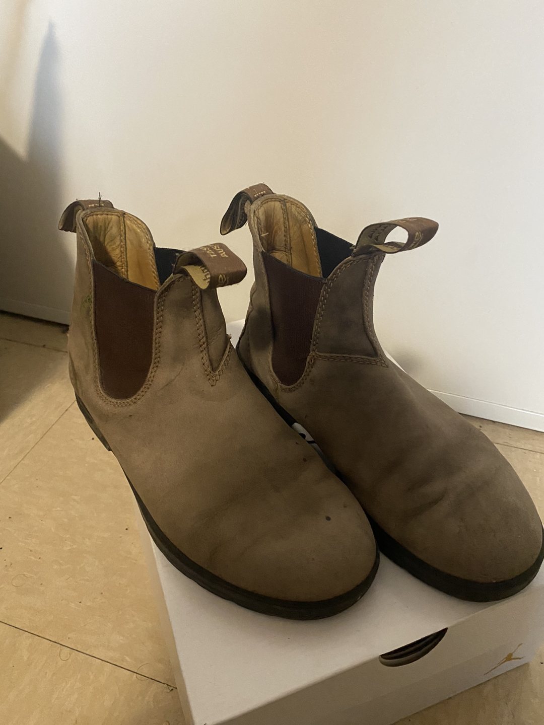 MOVING SALE! Blundstones - photo 2