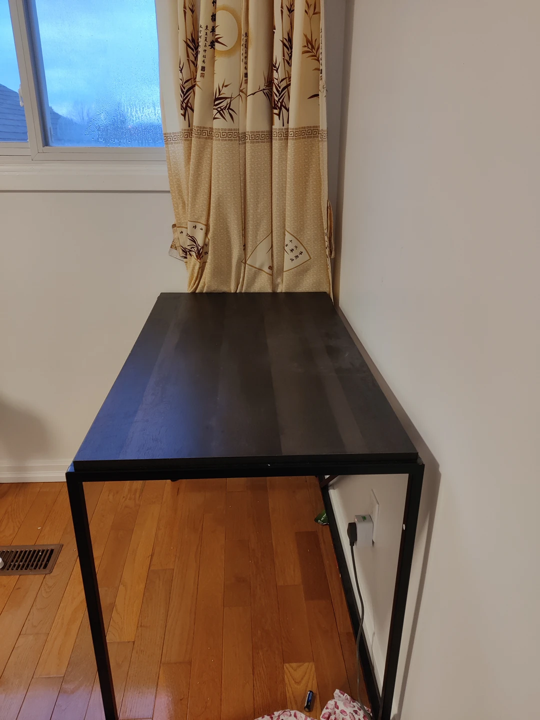 Desk - photo 3