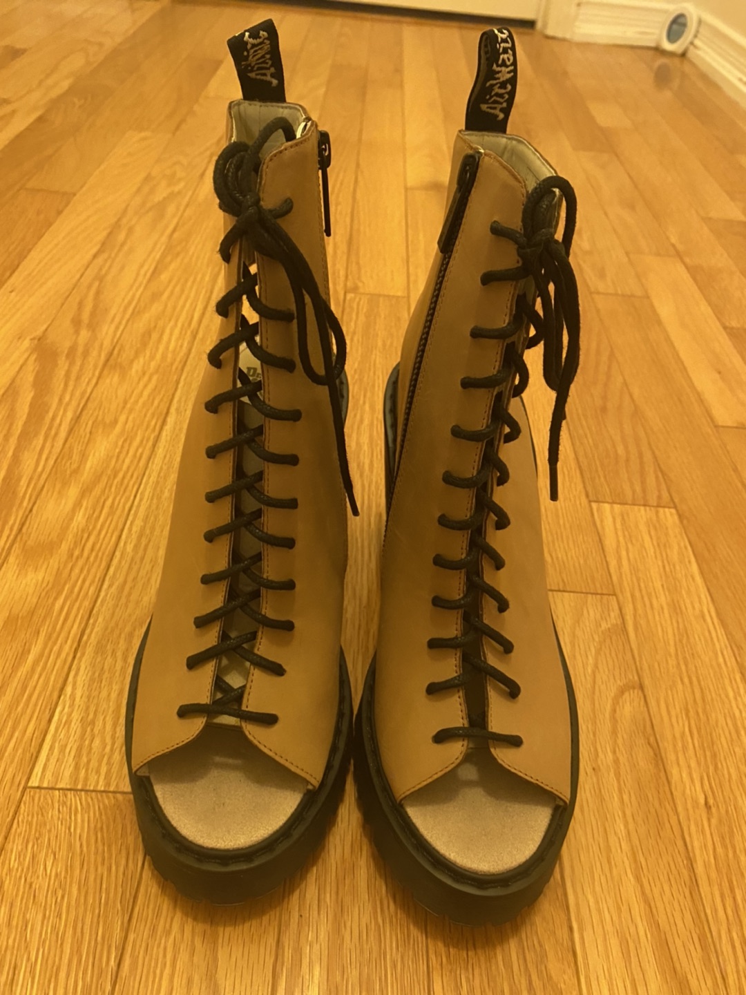 BRAND NEW DR. MARTENS HEELED BOOTS  OPEN TOED SIZE: 9