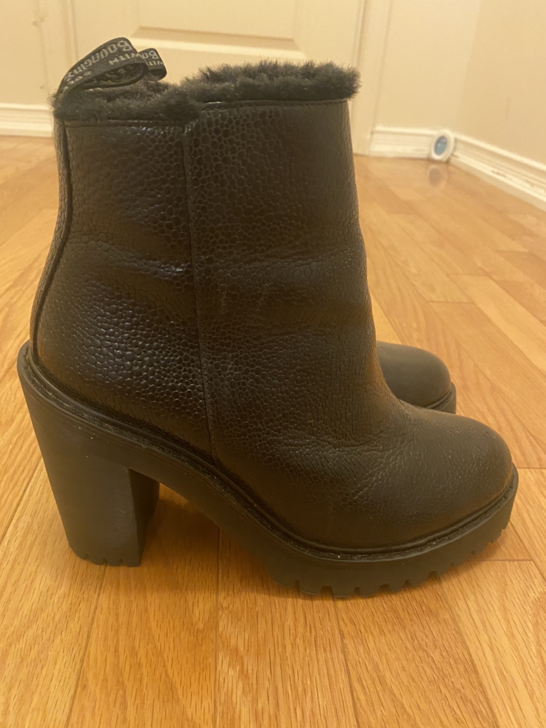 BRAND NEW DR. MARTENS HEELED BOOTS WITH FUR LINING SIZE: 9 - photo 2